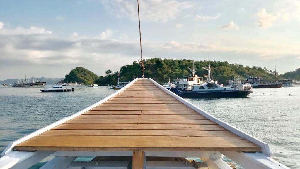 Komodoku One Love Homestay And Tour Labuan Bajo Exterior foto